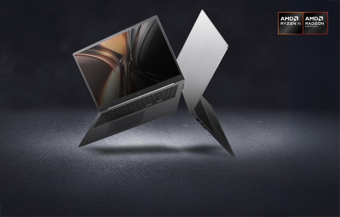 어두운 배경의 질감 있는 바닥 위로 세련된 실버 컬러의 LG 그램 노트북 두 대가 공중에 떠 있는 듯 입체적으로 배치되어 있으며, 한 대는 화면을 펼친 정면을, 다른 한 대는 슬림한 뒷면을 보여주는 이미지